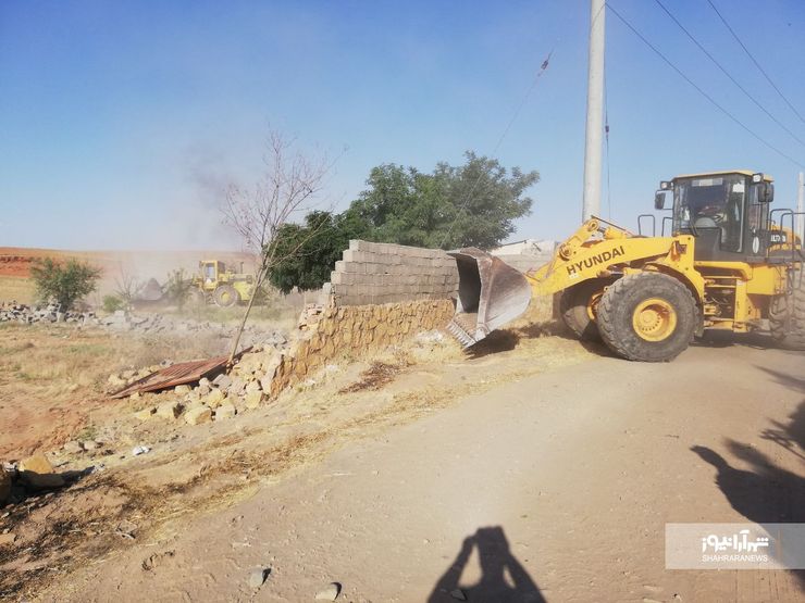 در راستای اجرای تبصره ۲ ماده ۱۰ قانون حفظ کاربری اراضی زراعی و باغ‌ها در مشهد بالغ بر ۱۰۰ هکتار از اراضی کشاورزی تغییر کاربری یافته قلع شد.