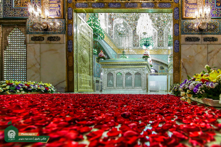 در شب میلاد با برکت حضرت علی ابن موسی الرضا (ع) حرم مطهر رضوی توسط خدام آستان قدس رضوی گلباران می‌شود.