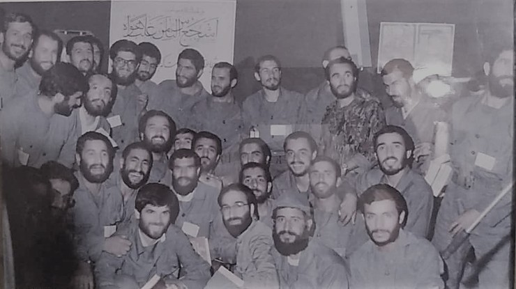 بچه‌های گروه تخریب لشکر ۲۱ امام رضا(ع) حالا بلد شده‌اند چطور راه را برای گشایش گرفتاری مردم باز کنند. آن‌ها هر ماه گرد هم می‌آیند، خاطراتشان را از جبهه مرور می‌کنند، حرف می‌زنند، شوخی می‌کنند و درباره بحران روز مردم چاره‌اندیشی می‌کنند.