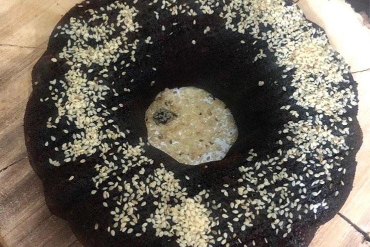 کیک شیره انگور طرز تهیه ساده و خیلی راحتی دارد و برای بچه‌ها هم مقوی است. از آنجایی که در تهیه آن از شیره انگور به جای شکر استفاده شده است، برای دیابتی‌ها هم مفید خواهد بود.