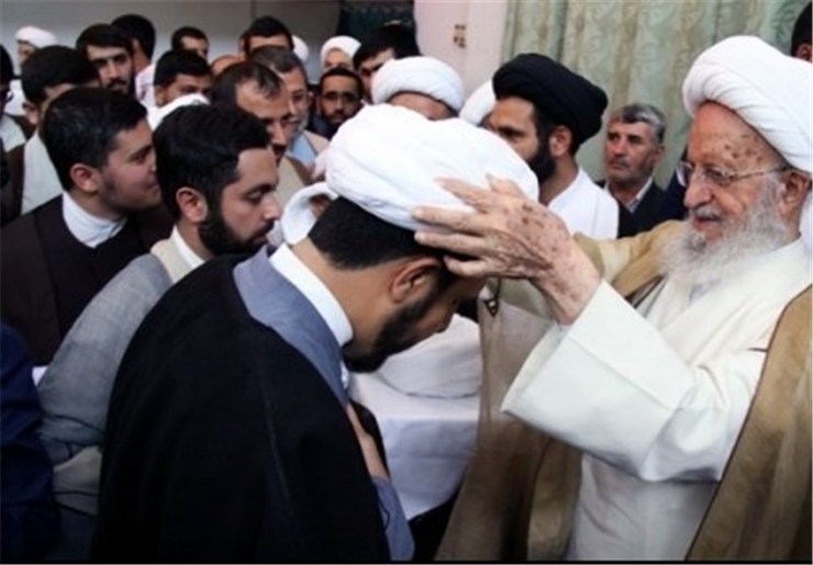 آیت الله ناصر مکارم شیرازی در دیدار با رئیس حوزه های علمیه کشور گفت: معیشت از مشکلات اولیه طلاب است که باید دربارۀ آن تدبیری اندیشید و از هر مسیر ممکن این مسأله تقویت و حل شود