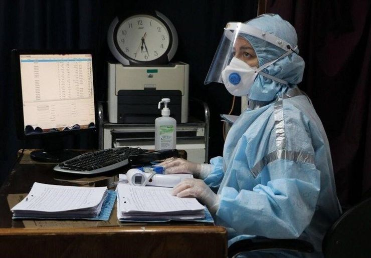 پژوهشگران موسسه ملی تحقیقات سلامت دانشگاه علوم پزشکی تهران پیشنهاد می‌کنند در صورت تماس چشم‌ها با دست‌های آلوده، باید آن‌ را با قطره اشک مصنوعی، سرم نمکی (محلول نرمال سالین)، شامپو بچه رقیق شده یا شامپوهای مخصوص شستشوی چشم به خوبی شستشو داد.