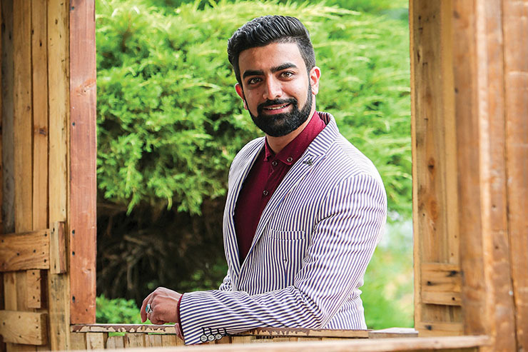 «اتفاقی گوینده شد»؛ جوانی که صدای پرحجم و خاصش از پشت خط تلفن هم پیداست و همین صدا و استعداد، او را اهل هنر کرده است.