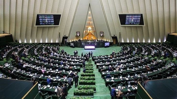 سخن‌گوی هیئت رئیسه مجلس درباره حقوق دریافتی و حق مسکن ۲۰۰ میلیون تومانی نمایندگان که امروز منتشر شد، گفت: این مبلغ حق مسکن نیست و در واقع تسهیلات مسکن است و طبق رسم ادوار گذشته به حساب نمایندگانی که فاقد محل سکونت در تهران هستند، واریز می‌شود.