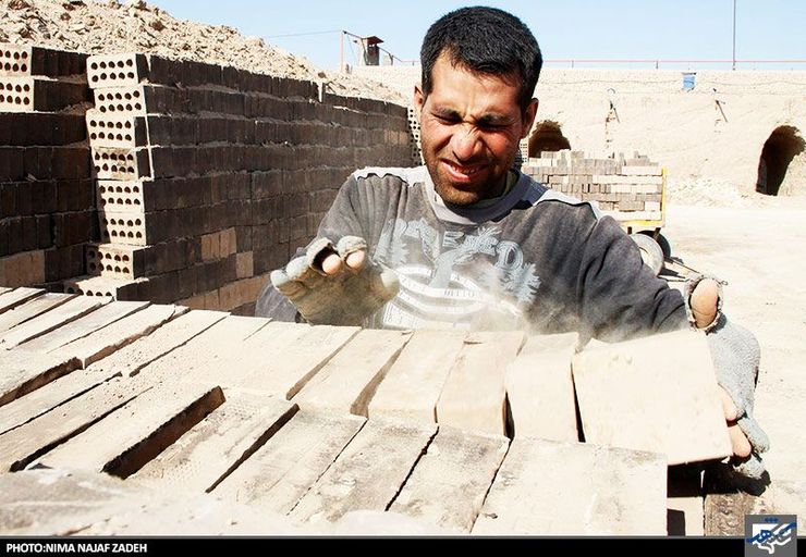  رئیس اتحادیه کارگران قراردادی و پیمانکاری کشور با انتقاد از ابلاغیه وزیر تعاون، کار و رفاه اجتماعی درباره پرداخت حق مسکن از تیر ماه، عنوان کرد: حق مسکن کارگران باید از ابتدای سال پرداخت شود.