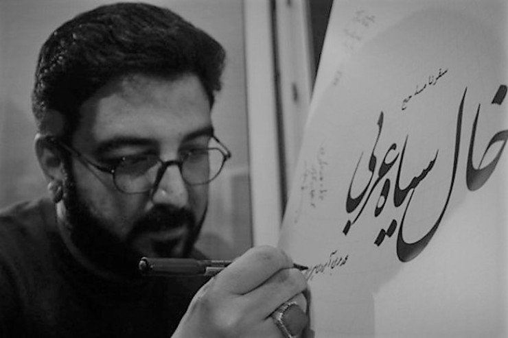 فرقی نمی‌کند حامد عسکری را بشناسی یا نه. فرقی ندارد رفیق بیست‌ساله‌اش باشی یا همین امروز و چنددقیقه قبل از مصاحبه با او آشنا شده باشی. همان سلام‌وعلیک اول کار همه‌چیز را برایت آسان می‌کند و می‌توانی هرچه سؤال پس ذهنت داری از او بپرسی و مطمئن باشی که هیچ‌جا توی ذوقت نمی‌زند.