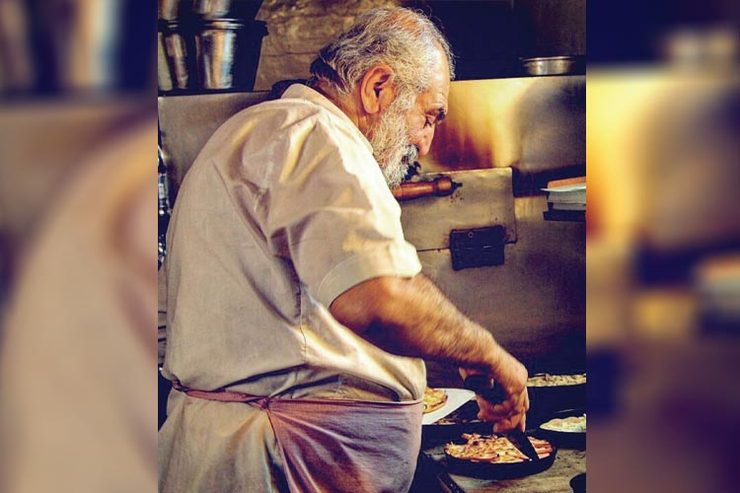 در یک کافه کوچک در آلمان، داوود و دوستش برای اولین‌بار پیتزا را امتحان می‌کنند و به سرشان می‌زند آن را به ایران بیاورند. یک مغازه کوچک در خیابان نوفل‌لوشاتو در سال ۱۳۴۰ می‌شود اولین پیتزافروشی ایران.