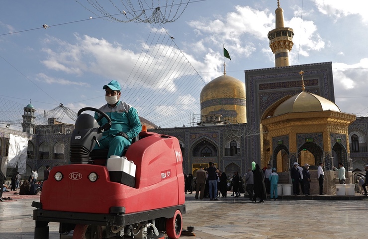 استاندار و رئیس ستاد استانی پیشگیری و مقابله با ویروس کرونای خراسان رضوی شامگاه چهارشنبه از میزان رعایت دستورالعمل‌های بهداشتی در صحن‌های حرم مطهر بازدید کرد.