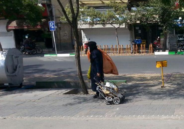 وضعیت زنانی که به دلیل فقر و مشکلات اقتصادی سر از سطل های زباله در می آورند تا گذران زندگی بکنند. 
معضلی که این روزها پر رنگ تر از پیش شده است.