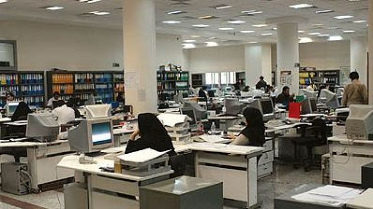 درحالی برخی دستگاه‌ها نسبت به ساعت کاری کارکنان خود در زمان مقرر شده از سوی دولت ایراداتی وارد کرده و مشکل‌ساز شدند که رییس دولت تاکید دارد کارکنان باید بعد از حضور بین ۷:۳۰ تا ۱۴:۳۰ محل کار خود را ترک کرده و هیچ‌کس نمی‌تواند مانعی ایجاد کند.