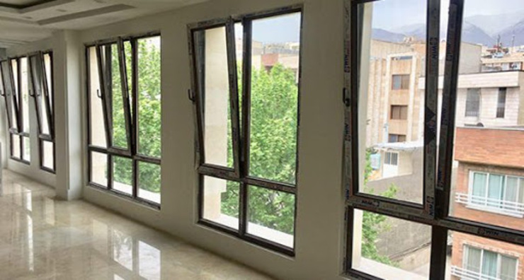 محققان سنگاپوری پنجره‌ای ابداع کرده اند که با استفاده از ۲۴ بلندگو سروصدای ترافیک را کاهش می‌دهد.