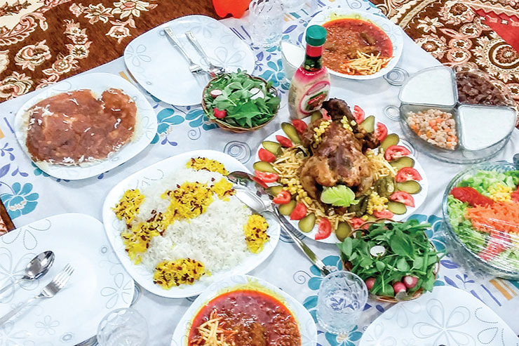 سفره در جامعه ایرانی از جایگاه و منزلت خاصی برخوردار است. اگر نگوییم مقدس است، دست‌کم می‌توان گفت واجد ارزشی درخور توجه است. بخشی از ارزش سفره بابت نانی است که معمولا روی آن قرار می‌گیرد که نماد برکت است.