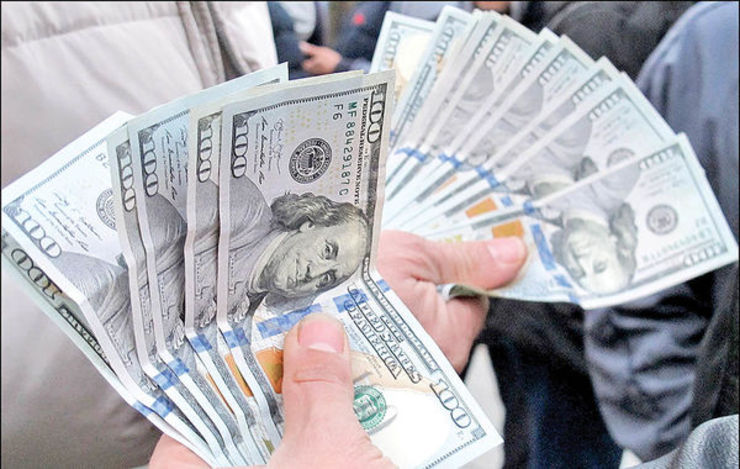 نرخ خرید و فروش یورو نسبت به روز گذشته ۲۰۰ تومان با افزایش قیمت مواجه شده است. در جریان معاملات امروز بازار ارز، دلار و یورو با افزایش ۲۰۰ تومانی نسبت به روز گذشته همچنان صعودی هستند.
