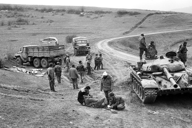شاید تا به حال این سوال برایتان پیش آمده باشد که چرا هر از گاهی ارمنستان به آذربایجان حمله می‌کند و یا بالعکس این اتفاق رخ می‌دهد. شاید عجیب باشد اما این نزاع در یک قرن گذشته ریشه دارد و هنوز هم ادامه یافته است.