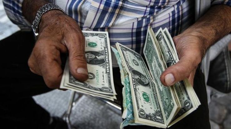  تقاضای مشکوک برای خرید دلار در بازار افزایش یافته است. آنچه که یک صراف می‌گوید: برخی تجار ارز‌ها را به کشور باز می‌گردانند، اما به دلیل افزایش قیمت دلار ارز صادرکنندگان به سلیمانیه عراق قاچاق می‌شود.