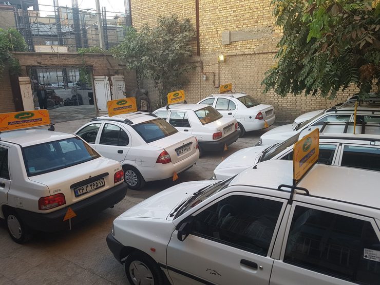 معاون اجتماعی و فرهنگ ترافیک پلیس راهور ناجا، از لغو کلاس‌های آموزش آیین‌نامه و امتحانات آیین‌نامه در یک هفته پیش رو برای مقابله با کرونا خبر داد.