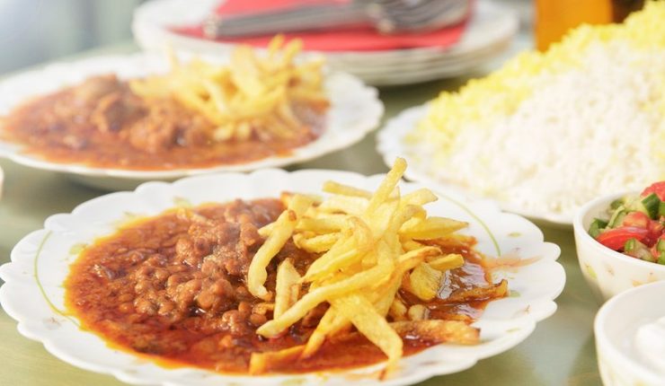 خورش قیمه خاطر آدم را جمع می‌کند، نه مثل کباب لاکچری است، نه مثل غذاهای ایتالیایی باکلاس، ولی نشان داده که سر سفره کارش را بلد است، شکم از خوردنش سیر و جان از عطر و طعمش محظوظ می‌شود. قیمه یک آشنای قدیمی و همیشه دوست‌داشتنی بوده و خواهد ماند.