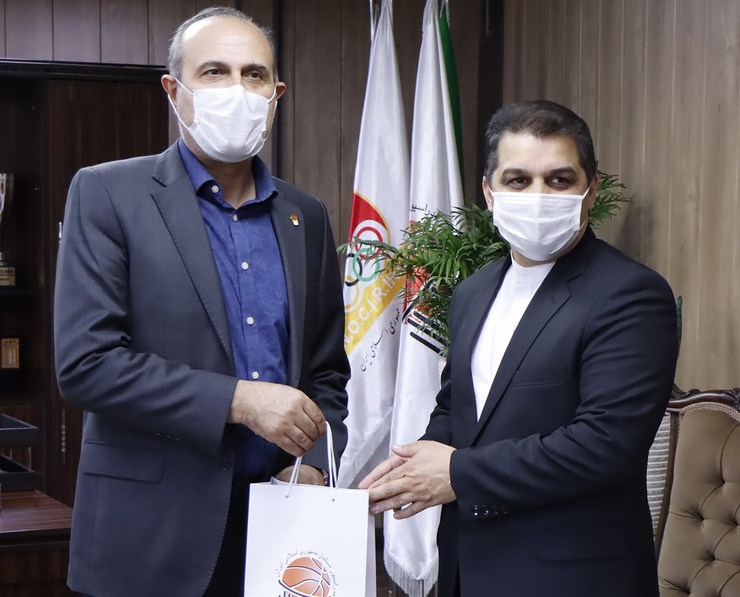 کاوه احمدی رئیس جدید روابط عمومی وزارت ورزش است و به نظر می‌رسد نمی‌داند در این سال‌ها چه بر بخش روابط عمومی فدراسیون بسکتبال گذشته است که اگر می‌دانست به جای تشکر حتما از طباطبایی جویا می‌شد که چرا این فدراسیون مدیر روابط عمومی ندارد و چرا بار‌ها مشاوران رسانه‌ای خود را عوض کرده است!