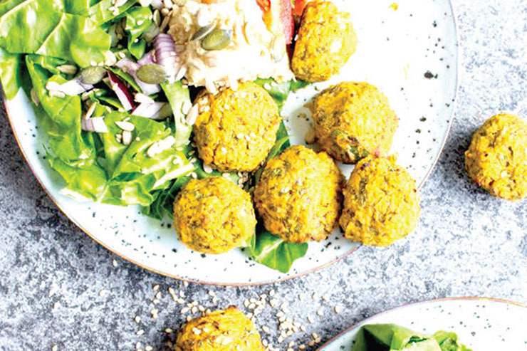 فلافل با همه سادگی و دم‌دستی بودنش، تاریخچه‌ای غنی و کهن دارد. شاید به‌ظاهر گرد و چاقش نیاید، ولی این گوی خوشمزه مسیری دور و دراز را از مصر و شام و حجاز و عراق گذشته تا سرانجام به ساندویچ‌های ما رسیده است.