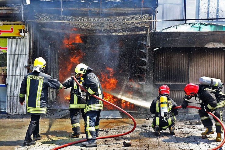 دفایقی قبل آتش‌سوزی فروشگاه رنگ ابزار در بولوار پیروزی مشهد به مرکز ۱۲۵ مشهد اطلاع داده شد.