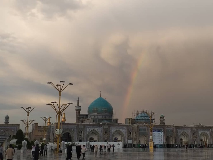 نقش رنگین کمان زیبا بعد از بارش باران صحن جامع رضوی در حرم مطهر رضوی