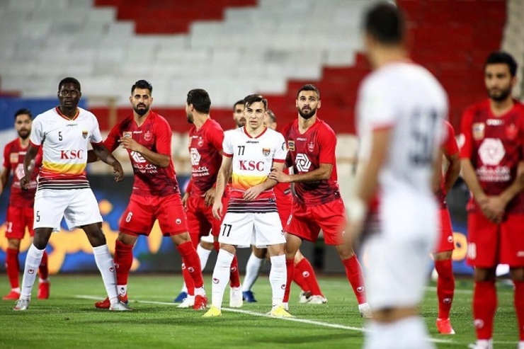 دو تیم پرسپولیس تهران و فولاد خوزستان در نیمه نخست به تساوی بدون گل دست یافتند.