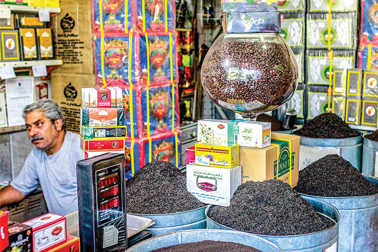 نوسانات ارز و کاهش واردات قیمت چای را در بازار مشهد افزایش داده است. به گفته شهروندان با توجه به موج گرانی کالا‌های اساسی چای تنها نوشیدنی بود که اقشار کم درآمد توانایی خرید آن را داشتند. با این حال اکنون با موج گرانی جدید این نوشیدنی در حال حذف از سبد خرید آن هاست.
