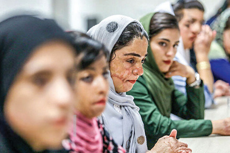 بعد از گذشت حدود ۸ سال هنوز زخم دختران شین‌آبادی تازه است و با عوض‌شدن مدیران و وزیران هنوز وعده‌ها سرجایشان هستند. وعده‌هایی که یکی‌درمیان عملی نشد. این‌بار هم وزیر آموزش‌وپرورش از استخدام دختران شین‌آبادی در آموزش‌وپرورش خبر داده است.