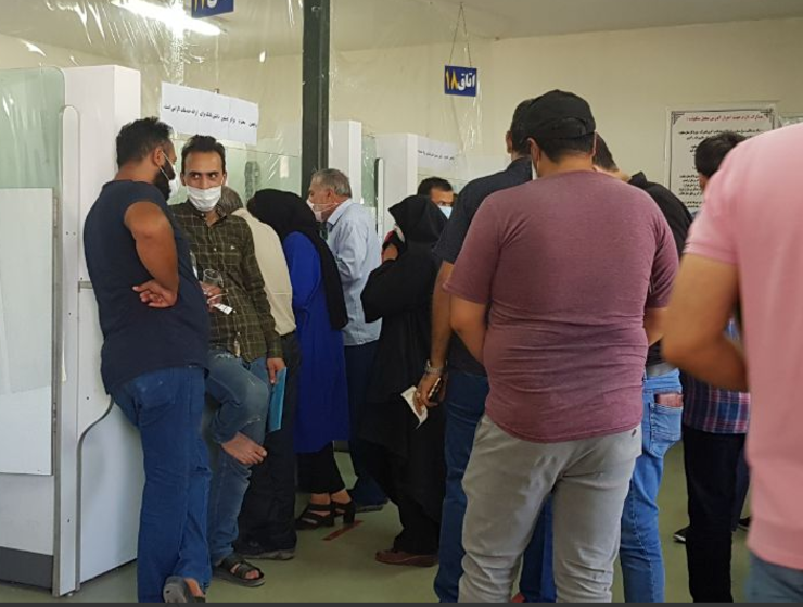 عدم فاصله گذاری اجتماعی، نبودن تهویه مناسب هوا و ازدحام جمعیت در مرکز تعویض پلاک خودرو
