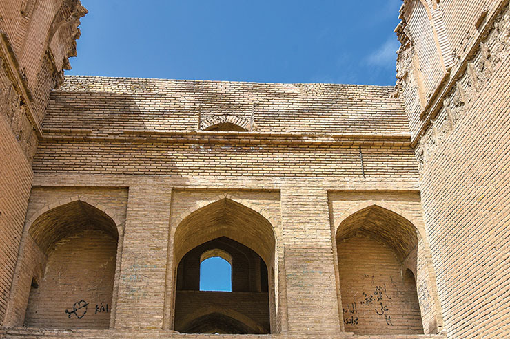 گذشتن ساده از کنار این گزارش عبور از کنار یک هویت ۸۰۰ ساله است که ارزش و اعتبار آن بر کسی پوشیده نیست، ولی به حال خود رها شده است. کاری که دفتر توسعه محله طرق پیگیر آن است از خواب بیدار کردن کسانی است که سال‌های سال است بی‌اعتنا به این عظمت تاریخی در خور اعتنا چشم به روی تاریخ آن بسته‌اند.