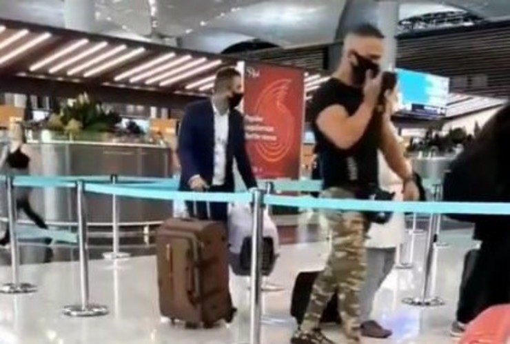 وحید خزایی هنگام ورود به تهران توسط سازمان اطلاعات سپاه در فرودگام امام بازداشت شد.