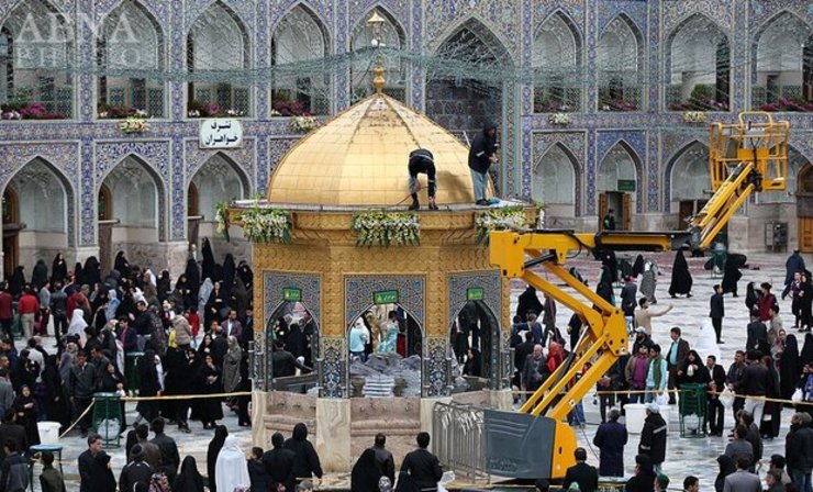 نظافت روزانه حرم توسط ۵۰۰ خادم رضوی