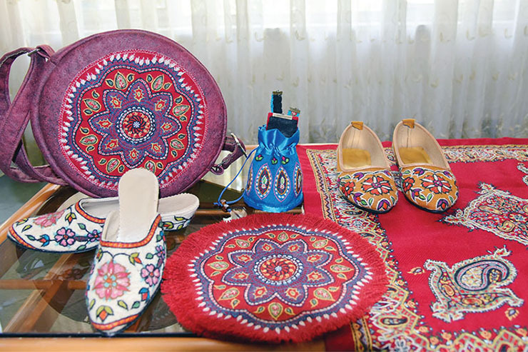 بازی سوزن و نخ بر روی پارچه نقش‌ها می‌آفریند و رنگ‌ها در کنار هم رنگین‌کمانی بر آسمان پارچه می‌سازد. نقش و رنگ با هم، سرو، گل، برگ و ترنج باغی را به تصویر می‌کشاند که چشم از دیدنش سیر نمی‌شود و زبان از بیان زیبایی آن قاصر می‌ماند. الهام صمدی مقدم، هنرمند محله آبکوه، سال‌هاست با سوزن و نخ نقش‌ها می‌نگارد و با عشقی که به سوزن‌دوزی و پته‌دوزی دارد دنیا و احساش را بر روی پارچه حک می‌کند و چه زیبا این کار را انجام می‌دهد. او که به خاطر احیای پته دوران زند موفق به کسب نشان ملی کیفیت و اصالت کالا شده است، اکنون با آموزش رایگان پته‌دوزی به دیگر بانوان، می‌خواهد آن‌ها نیز سهمی در عشق و احساسی که خود تجربه کرده است داشته باشند. ما نیز از زبان او از دنیای رنگ و نقش شنیدیم.
