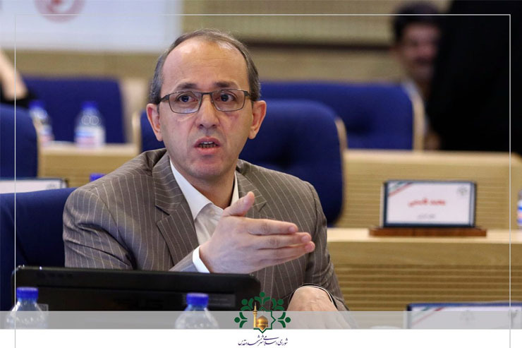 حدود ۲۰ روز از نشست جنجالی شورای عالی شهرسازی و معماری درباره شیوه‌نامه تعیین حقوق مکتسبه بافت پیرامونی حرم رضوی می‌گذرد و حالا خبر ابلاغ مصوبات جدید این جلسه به استاندار خراسان‌رضوی، رسانه‌ای شده است؛ جلسه‌ای که به‌زعم مدیران شهری، رهاوردی جز تکرار مکررات و ادامه پافشاری‌های تمرکزگرایانه و دیوان‌سالارانه شورای عالی شهرسازی و معماری چیزی به‌همراه نداشت