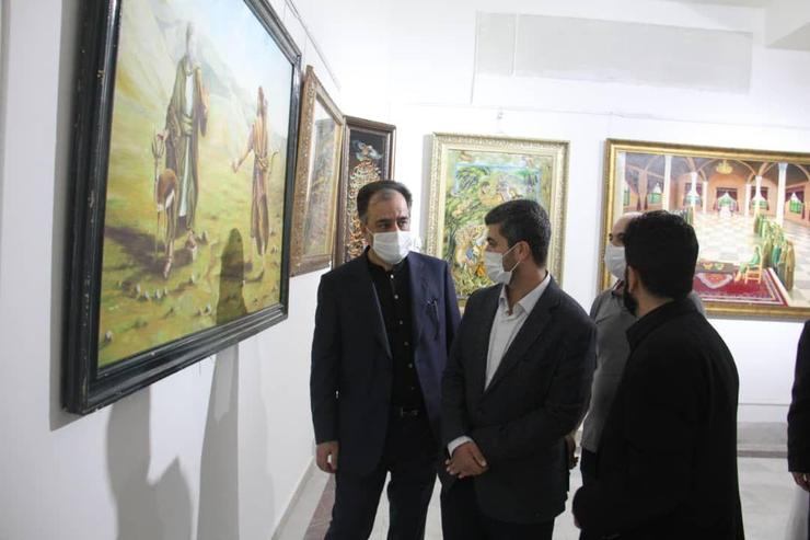 به مناسبت دهه کرامت نمایشگاه هنرهای تجسمی «ثامن‌الائمه(ع)» با حضور مدیرکل ارشاد خراسان رضوی افتتاح شد.