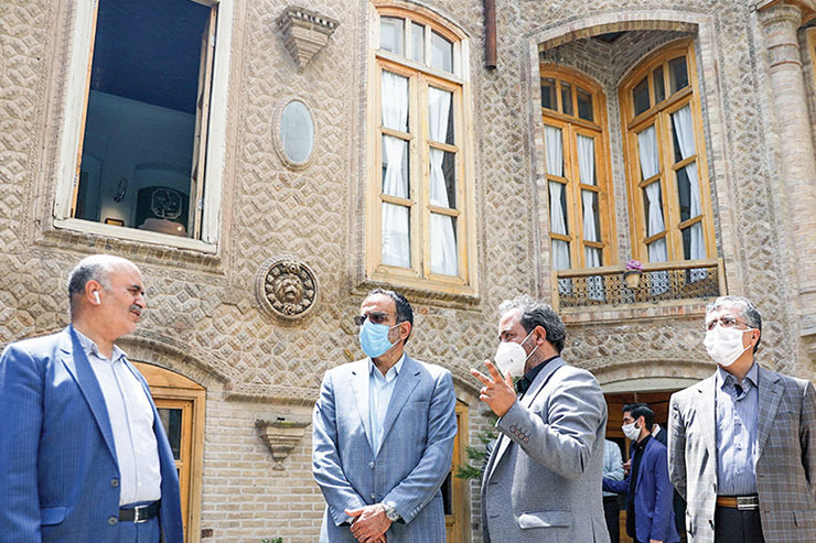 نماینده مشهد در مجلس شورای اسلامی از توقف طرح کنونی بهسازی بافت پیرامون حرم رضوی انتقاد کرد.