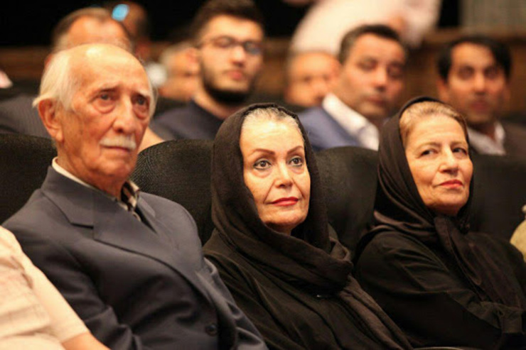طاهره خاتون میرزایی، همسر داریوش اسدزاده، ساعتی پیش از پلمب خانه این بازیگر فقید خبر داد. خانم میرزایی الان در کوچه و خیابان سرگردان است و جایی برای زندگی ندارد.
