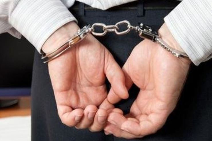 مداح یک مجلس عزاداری در شهرستان لالی خوزستان به دلیل به توجهی به دستورالعمل‌های بهداشتی در ایام شیوع کرونا بازداشت شد.