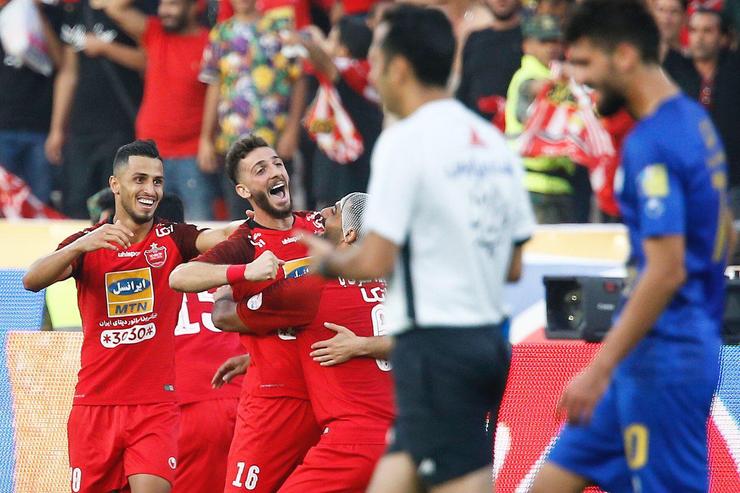 دیدار تیم‌های پرسپولیس تهران و پیکان با برتری پرسپولیس به پایان رسید.
