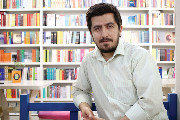 رضا فضائلی، کتاب‌فروش جوان مشهدی از آن جوان‌های دهه شصتی است که یا پای درس و طلبگی‌اش نشسته و یا اوقاتش را توی کتاب‌فروشی‌اش می‌گذراند.
