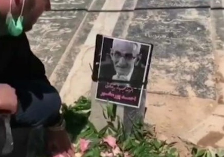 پیکر زنده‌یاد احمد پورمخبر بازیگر سینما و تلویزیون روز گذشته در قطعه هنرمندان بهشت زهرا به خاک سپرده شد.