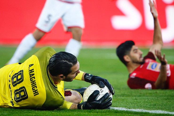 علیرضا حقیقی با پرسپولیس به فوتبال ایران معرفی شد و حالا امشب باید در برابر تیم سابقش به میدان برود.