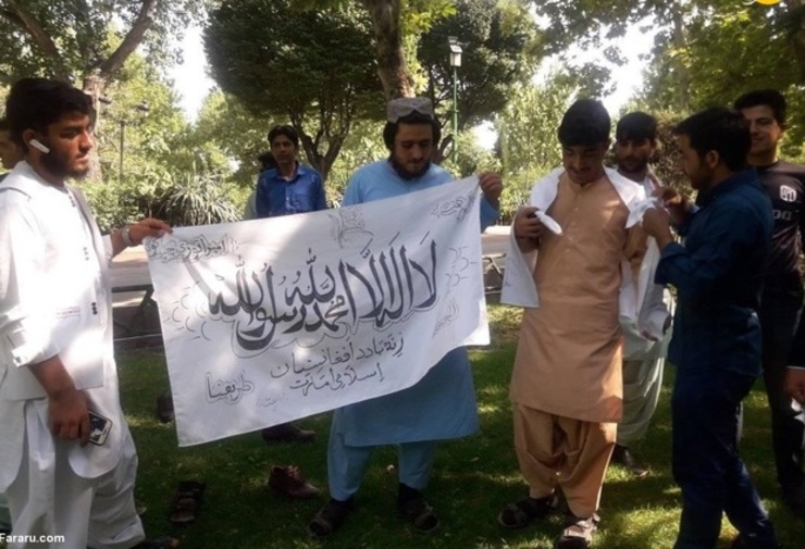 یکی از نگهبانان پارک ملت درباره‌ی این تجمع می‌گوید: حدود ساعت ۱۴:۳۰ بعد از ظهر چند نفر افغانستانی وارد پارک شدند و ما که نمی‌توانستیم در حالت عادی از ورود آن‌ها جلوگیری کنیم. پرچم‌ها را هم گویا در کیف خود گذاشته بودند. آن‌ها در قسمت بالای پارک پرچم طالبان را در دست گرفتند و به دیگران نشان می‌دادند. چند عکس هم گرفتند.