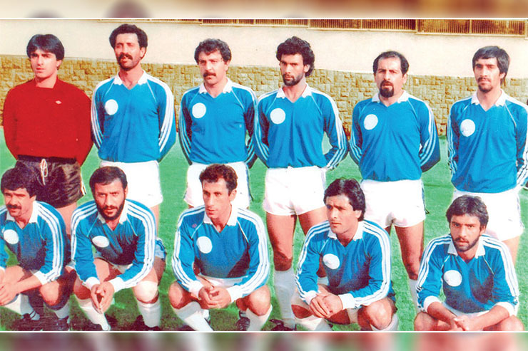 قابی ماندگار از منتخب خراسان ابومسلمی- این عکس مربوط به تیم فوتبال منتخب خراسان آبی‌پوش در اوایل دهه ۶۰ می‌شود که در ورزشگاه اکباتان تهران به میدان رفته است. در این تصویر شمار زیادی از بازیکنان ابومسلمی به چشم می‌خورند. اکبر میثاقیان، اصغر جانداری، حسین امیدوار، منصور شفیعی، حسین شاملو، حسین رضایی و شهریار رضایی از جمله نفرات حاضر در این عکس هستند.