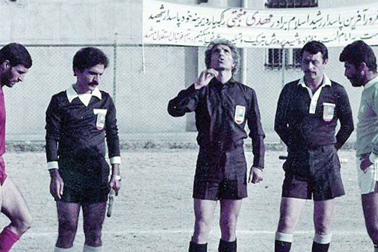 تصویری از ۲ کاپیتان در یک قاب - در این عکس اسماعیل خرسندی با پیراهن سبزرنگ و مرتضی خسرومنش با پیراهن قرمز به‌عنوان کاپیتان ۲ تیم در مراسم آغازین بازی حاضرند. مرحوم کارنیک، داور بازی، نیز سکه قرعه را به آسمان انداخته است تا مالکان توپ‌ومیدان را مشخص کند.