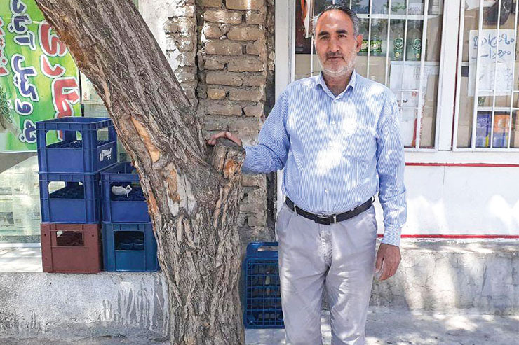 سید حسین حیدری، یکی از سادات محله وکیل‌آباد است. بسیاری از قدیمی‌های محله او را می‌شناسند و برایش احترام ویژه‌ای قائل هستند. وی تا ۲۰ سالگی در روستا زندگی کرده و بعد از آن به امید زندگی بهتر به شهر مهاجرت می‌کند، ولی در ۱۰ سال اخیر ساکن محله وکیل‌آباد بوده و خواروبار فروشی سید را راه‌اندازی کرده است.