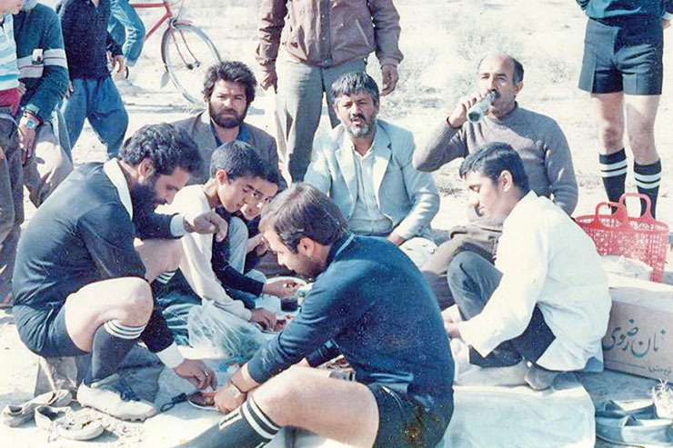 زنده‌یاد حسن شادلو، یکی از همین آدم‌هاست که با مناعت‌طبع زندگی کرد و بیشتر از توان مادی و حتی معنوی‌اش برای فوتبال گذاشت. او به‌خاطر فیزیک صورت و سیه‌چردگی‌اش در بین فوتبالی‌ها و اهل محل به همین لقب شهره بود، ولی دلش، چون آبی دریا روشن و زلال بود و البته یک آبی دوآتیشه ورزشی.