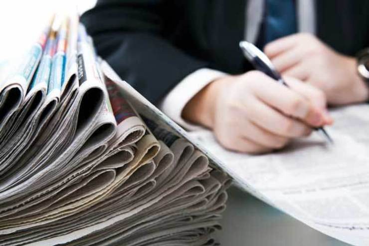 احتمالا شما هم فکر می‌کنید برای خبرنگارشدن داشتن قدرت سخن‌گفتن و دارابودن کمی ذوق برای نوشتن کافی است. اما واقعیت این است که برای خبرنگارشدن باید قدم در مسیر سخت و ناهمواری بگذارید. به بهانه ۱۷ مرداد روز خبرنگار کمی درباره این حرفه بیشتر بدانید.