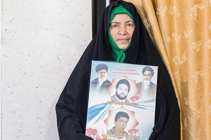 تیرماه ۳۳ قبل بود که خبر شهادت پسر نوجوانش را در منطقه عملیاتی مهران برایش آوردند. یک‌سال بعد هم در راهپیمایی برائت از مشرکین همسرش سید‌حسین در سرزمین وحی شهید می‌شود.