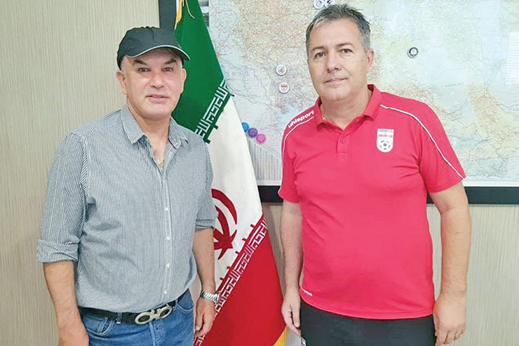 با انتخاب‌های صورت‌گرفته دیگر نباید از حضور یک مربی باشگاهی در تیم ملی تعجب کرد. مربی‌ای که در هدایت تیم خونه‌به‌خونه به لیگ برتر ناموفق بود، حالا تلاش می‌کند تیم ملی را به جام‌جهانی ببرد!